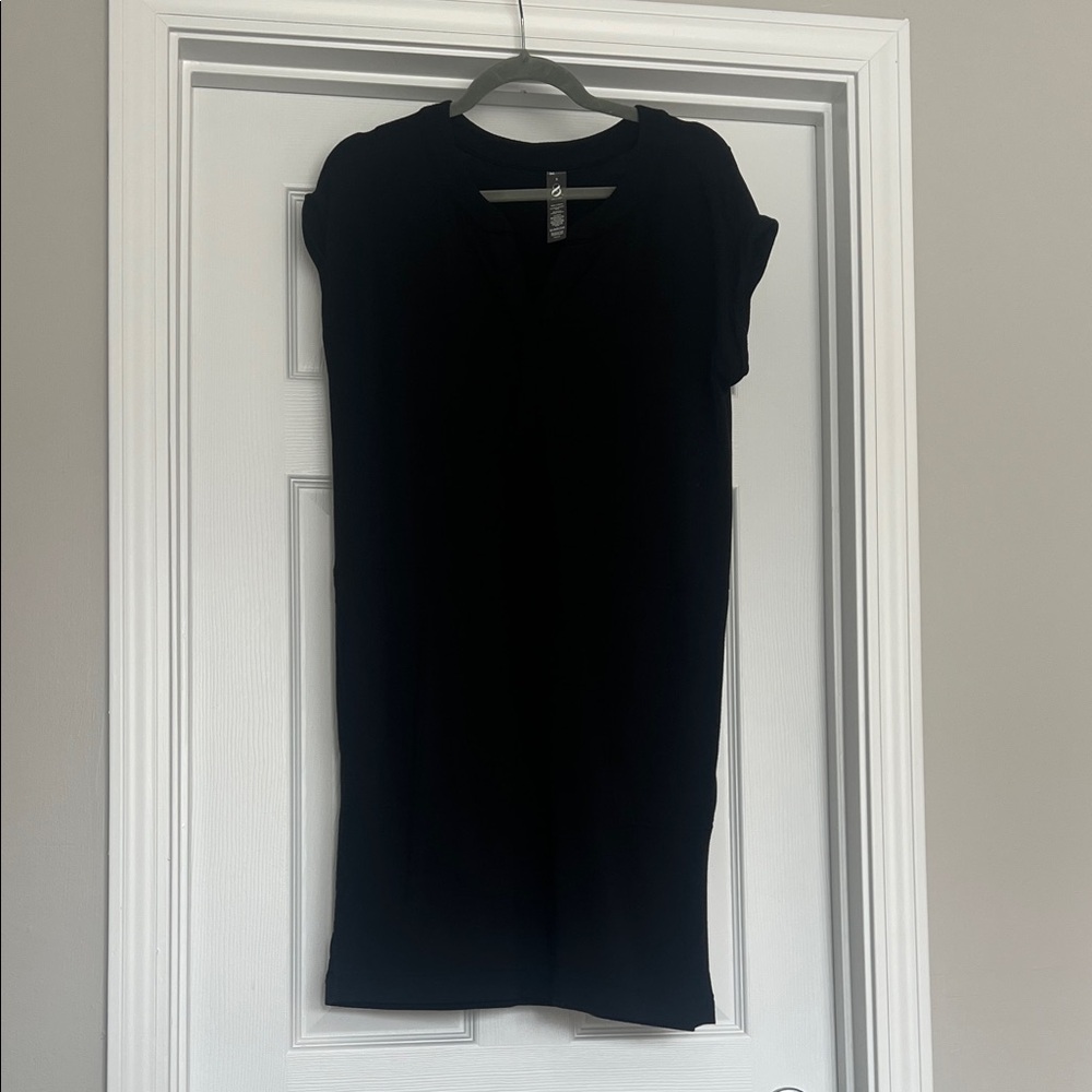 Lou & Grey Black Short-Sleeve V-Neck Tunic Top